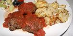 Grekiska köttbullar med tomatsås och potatisskivor